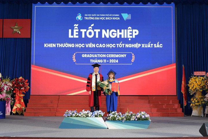 “Nốt trầm” suốt nhiều năm đổi lấy “nốt thăng” rực rỡ ở khoảnh khắc nhận bằng tốt nghiệp của gần 3.000 tân khoa - Ảnh 1.