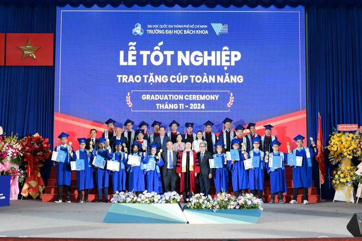 “Nốt trầm” suốt nhiều năm đổi lấy “nốt thăng” rực rỡ ở khoảnh khắc nhận bằng tốt nghiệp của gần 3.000 tân khoa - Ảnh 4.