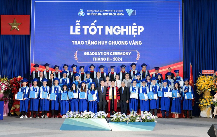 “Nốt trầm” suốt nhiều năm đổi lấy “nốt thăng” rực rỡ ở khoảnh khắc nhận bằng tốt nghiệp của gần 3.000 tân khoa - Ảnh 3.