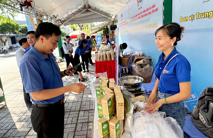 Thanh niên An Giang với chuyển đổi số và thanh toán không dùng tiền mặt - Ảnh 2.