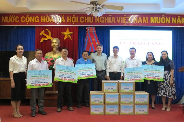 Huyện Yên Định – Thanh Hóa: Trao tặng thẻ thư viện số và máy tính bảng cho giáo viên, học sinh - Ảnh 1.