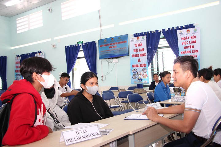 Đưa người lao động đi làm việc ở nước ngoài: Điểm sáng ở huyện Sơn Hà - Ảnh 1.