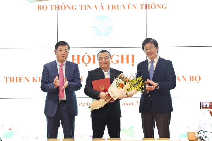 Thứ trưởng Nguyễn Thanh Lâm và Thứ trưởng Bùi Hoàng Phương trao quyết định cho ông Lê Nam Trung