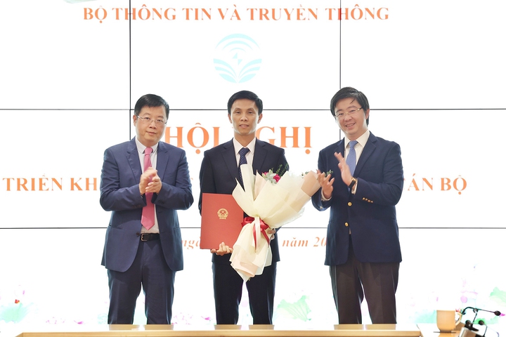 Thứ trưởng Nguyễn Thanh Lâm và Thứ trưởng Bùi Hoàng Phương trao quyết định  cho ông Ngô Thanh Hiển