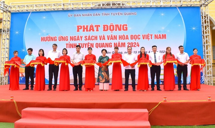 Đại diện lãnh đạo các sở, ban, ngành của tỉnh và huyện Yên Sơn cắt băng khai mạc chương trình lễ phát động