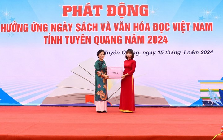 Lãnh đạo Hội Khuyến học tỉnh tặng sách cho trường Phổ thông Dân tộc nội trú THCS huyện Yên Sơn.