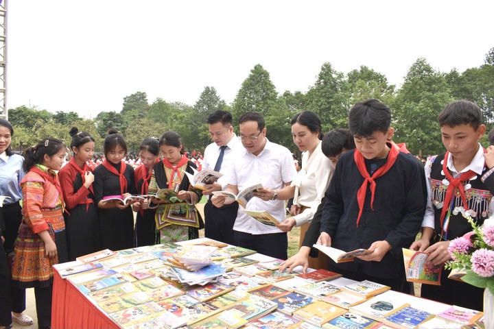 Các đại biểu và học sinh đọc sách tại chương trình.