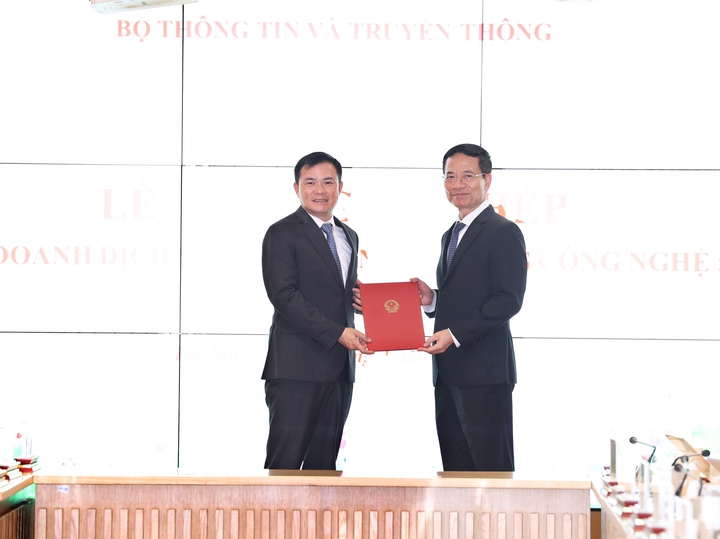 Bộ trưởng Nguyễn Mạnh Hùng trao Giấy phép thiết lập mạng viễn thông công cộng cho Tập đoàn Viettel