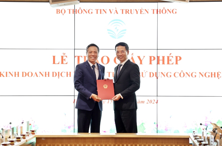Bộ trưởng Nguyễn Mạnh Hùng trao Giấy phép thiết lập mạng viễn thông công cộng cho Tập đoàn VNPT