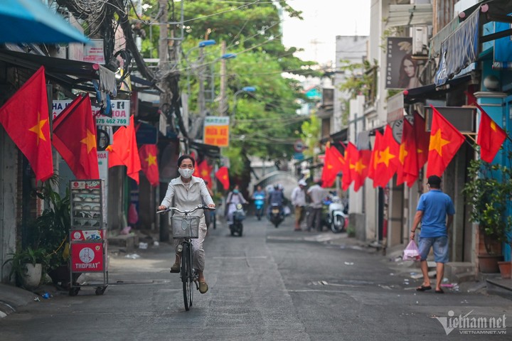Thành phố Hồ Chí Minh rực rỡ cờ đỏ sao vàng trong ngày 30/4- Ảnh 1.