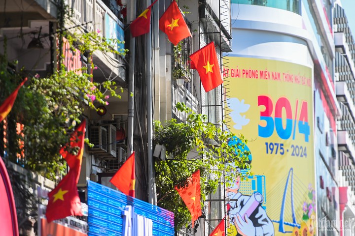 Thành phố Hồ Chí Minh rực rỡ cờ đỏ sao vàng trong ngày 30/4- Ảnh 10.