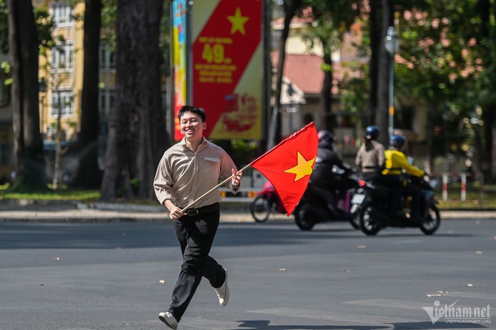 Thành phố Hồ Chí Minh rực rỡ cờ đỏ sao vàng trong ngày 30/4- Ảnh 11.