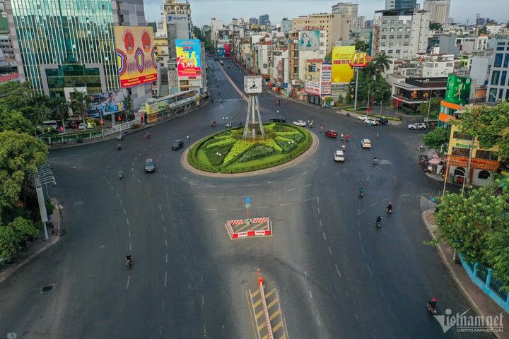 Thành phố Hồ Chí Minh rực rỡ cờ đỏ sao vàng trong ngày 30/4- Ảnh 2.