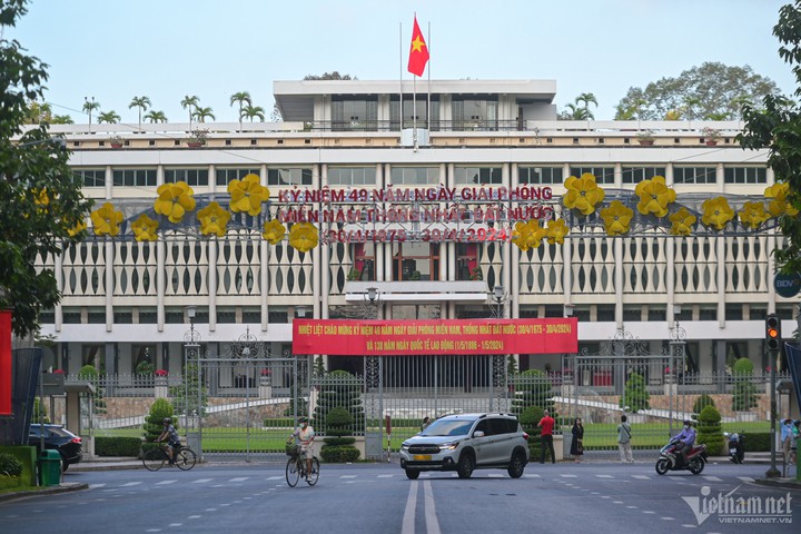 Thành phố Hồ Chí Minh rực rỡ cờ đỏ sao vàng trong ngày 30/4- Ảnh 4.