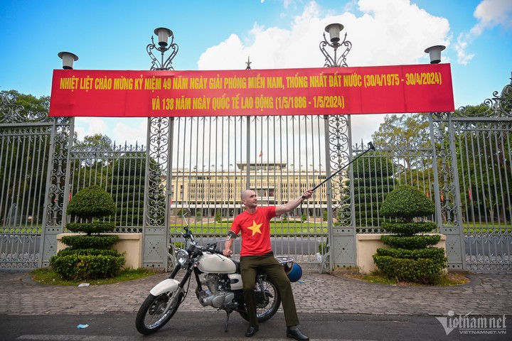 Thành phố Hồ Chí Minh rực rỡ cờ đỏ sao vàng trong ngày 30/4- Ảnh 5.