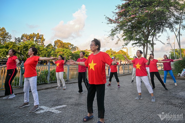 Thành phố Hồ Chí Minh rực rỡ cờ đỏ sao vàng trong ngày 30/4- Ảnh 7.