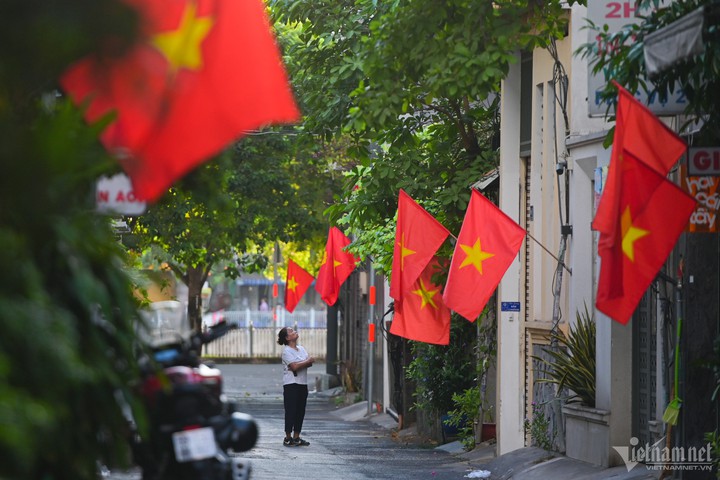 Thành phố Hồ Chí Minh rực rỡ cờ đỏ sao vàng trong ngày 30/4- Ảnh 6.