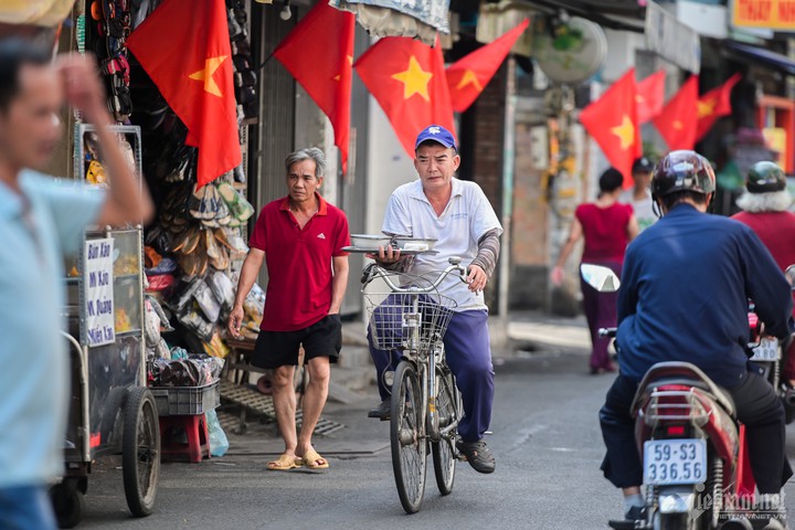 Thành phố Hồ Chí Minh rực rỡ cờ đỏ sao vàng trong ngày 30/4- Ảnh 8.