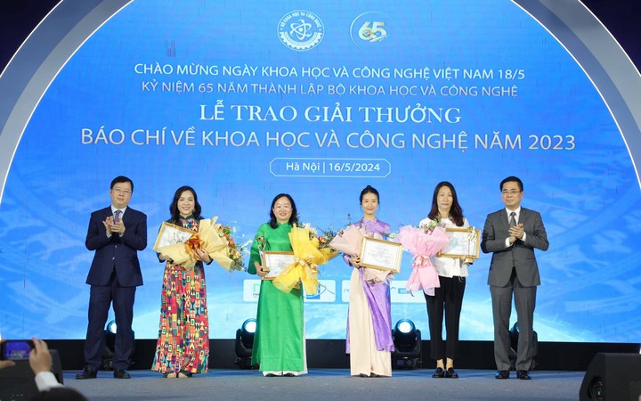 Thứ trưởng Bộ KH&CN Nguyễn Hoàng Giang và Thứ trưởng Bộ TT&TT Nguyễn Thanh Lâm trao bằng khen cho các tác giả đạt giải Nhất Giải thưởng báo chí về khoa học, công nghệ năm 2023.