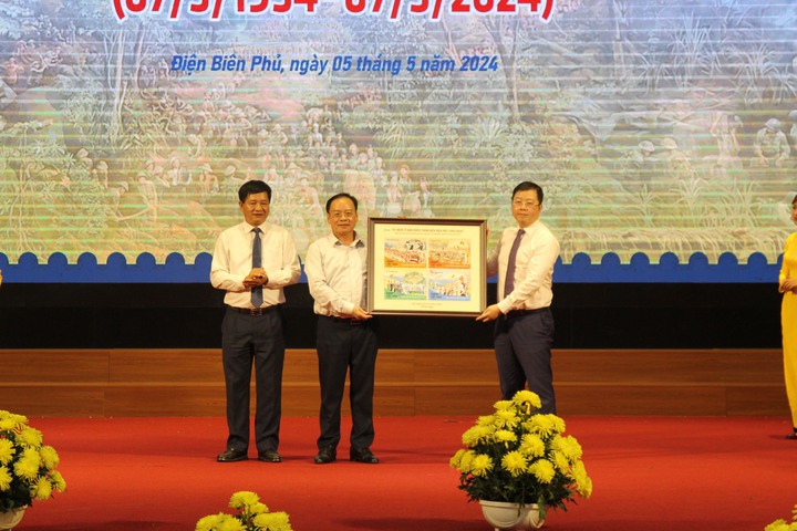 Chính thức phát hành bộ tem bưu chính "Kỷ niệm 70 năm Chiến thắng Điện Biên Phủ"- Ảnh 2.