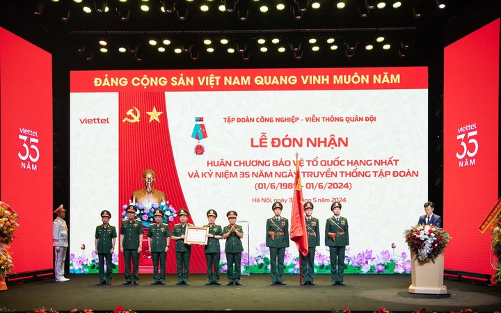 Thượng tướng Lê Huy Vịnh, Uỷ viên Trung ương Đảng, Uỷ viên Quân uỷ Trung ương, Thứ trưởng Bộ Quốc phòng đã thừa uỷ quyền Chủ tịch nước trực tiếp gắn Huân chương Bảo vệ Tổ quốc hạng Nhất lên Quân kỳ Quyết thắng của Tập đoàn.