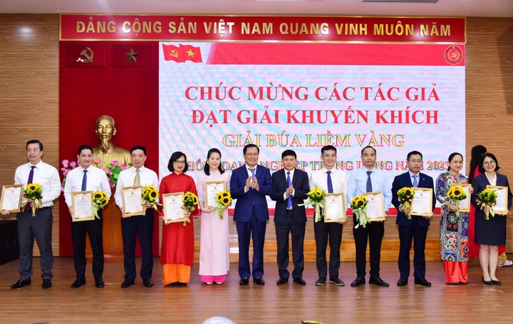 Năm thứ tư liên tiếp Đảng ủy Tổng công ty được trao Giải Búa liềm vàng của Đảng ủy Khối DNTW- Ảnh 1.