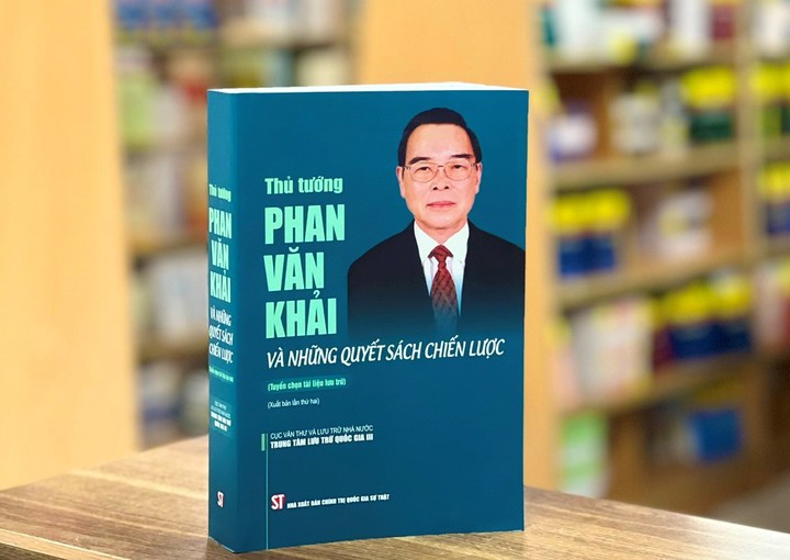 Cuốn sách “Thủ tướng Phan Văn Khải và những quyết sách chiến lược (Tuyển chọn tài liệu lưu trữ)”