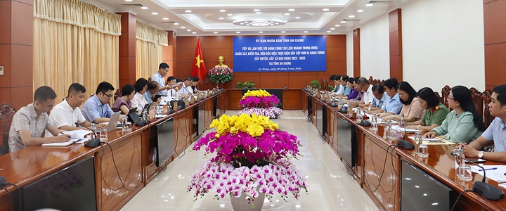 Thứ trưởng Bộ TT&TT Nguyễn Thanh Lâm kiểm tra thực hiện sắp xếp đơn vị hành chính tại An Giang- Ảnh 2.