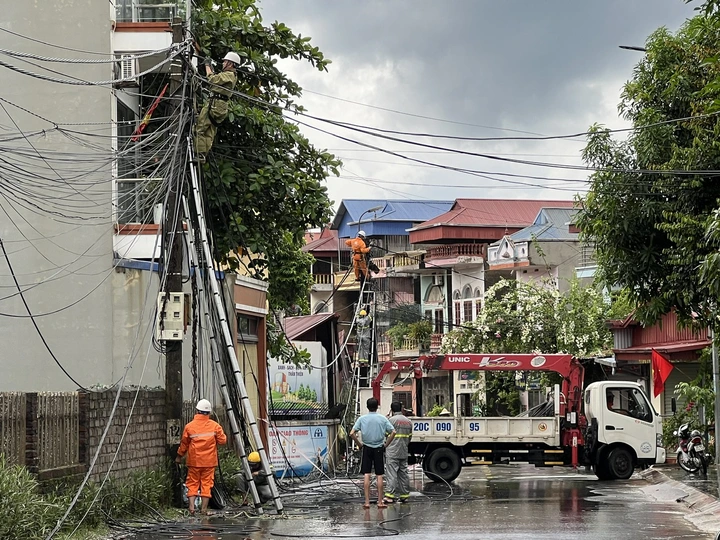 Tập trung khắc phục hậu quả Bão số 3 và khẩn trương ứng phó với mưa lũ, sạt lở đất, lũ ống, lũ quét - Ảnh 1.