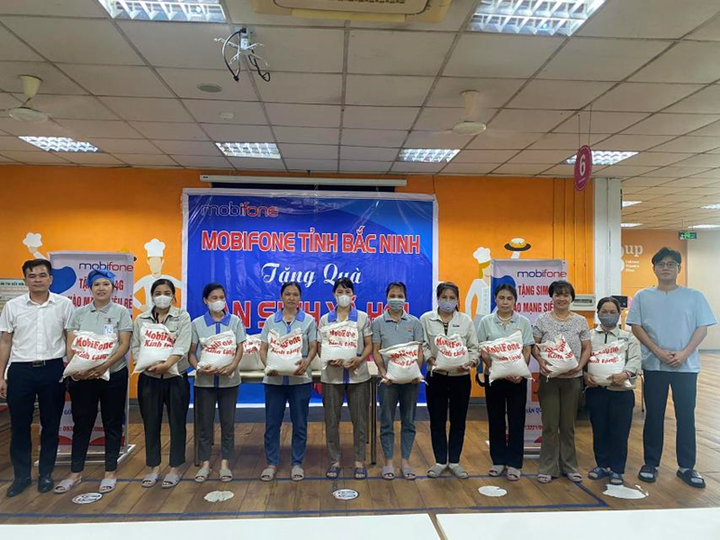 Ấm lòng mùa bão: MobiFone trao hàng trăm phần quà, tài trợ 100% nền tảng học trực tuyến mSchool   - Ảnh 2.