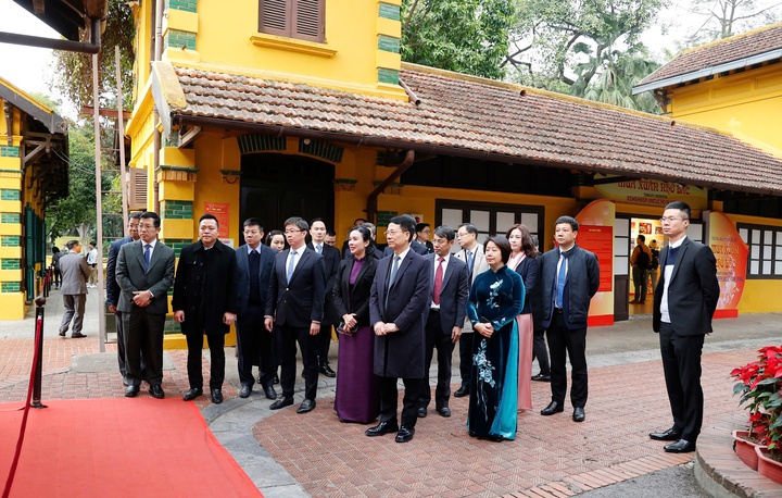 Bộ trưởng Nguyễn Mạnh Hùng thăm, chúc Tết các đơn vị trực thông tin liên lạc - Ảnh 1.