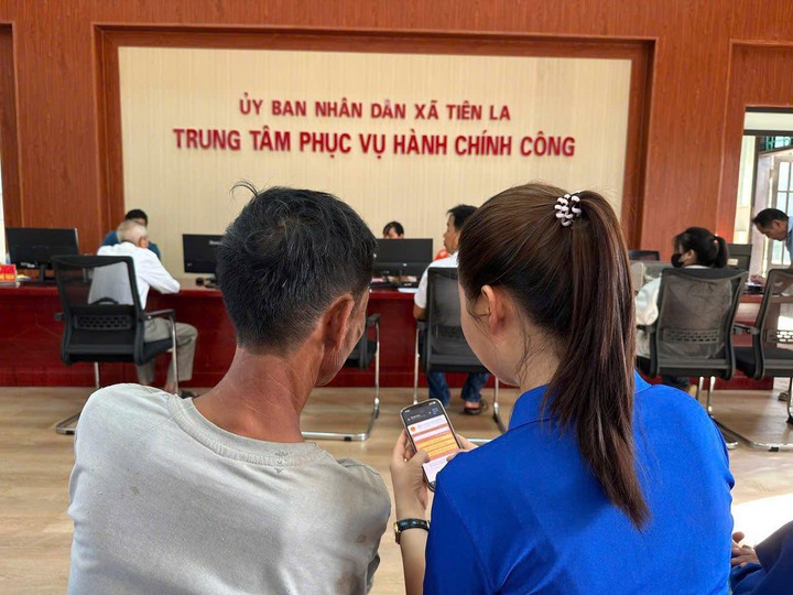 Tuổi trẻ Hưng Yên hỗ trợ người dân chuyển đổi số - Ảnh 1.