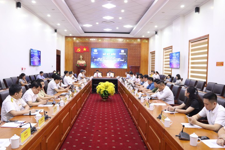 Lễ ký kết thỏa thuận hợp tác giữa UBND tỉnh Lai Châu với Học viện Công nghệ Bưu chính Viễn thông - Ảnh 1.