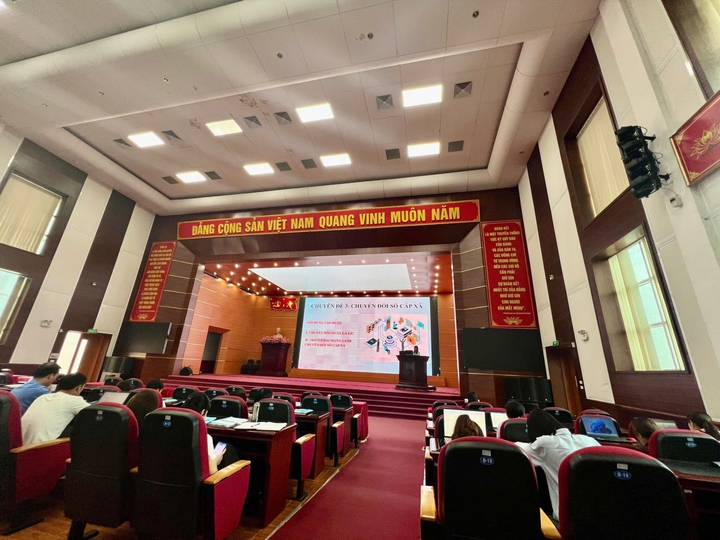 Thành phố Lai Châu khai giảng lớp bồi dưỡng chuyển đổi số 2025: Trang bị kỹ năng số cho đội ngũ cán bộ chủ chốt - Ảnh 1.