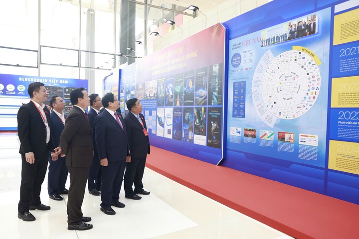 Thủ tướng Chính phủ thăm Triển lãm thành tựu KH,CN, ĐMST và CĐS Việt Nam giai đoạn 2020–2025- Ảnh 2.