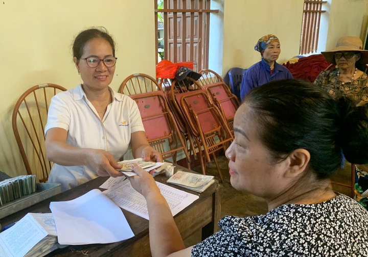 Bưu điện Việt Nam chi trả lương hưu cho người hưởng tại Thái Nguyên ngay sau lũ - Ảnh 2.