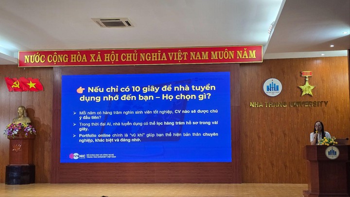Sinh viên Khánh Hòa bùng nổ hứng khởi với chuỗi Workshop “Khởi tạo Portfolio số - Vũ khí cạnh tranh của sinh viên thời AI” - Ảnh 5.