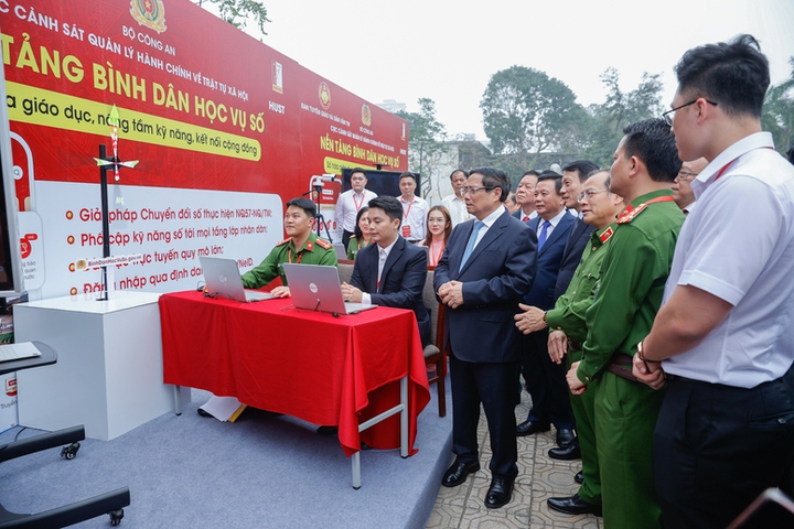 "Bình Dân Học Vụ Số": Xóa Mù Công Nghệ, Kiến Tạo Tương Lai Số Toàn Dân - Ảnh 1.