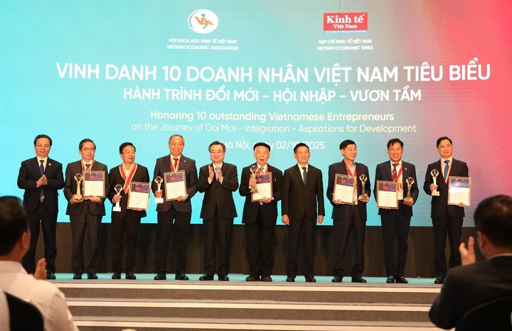  CMC nhận giải Top 10 thương hiệu mạnh vươn tầm 2025 - Ảnh 3.