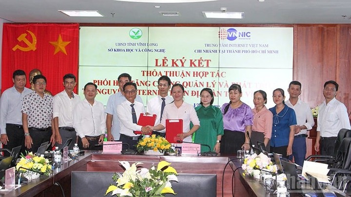 Vĩnh Long ký kết hợp tác tăng cường quản lý và phát triển tài nguyên Internet - Ảnh 1.
