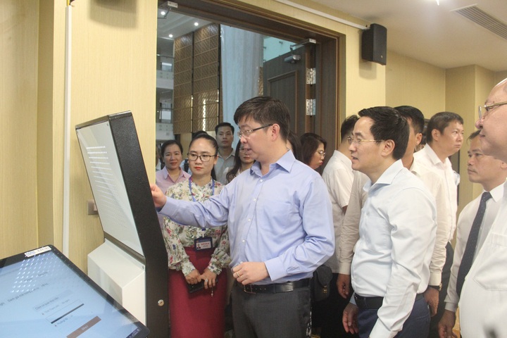 Hà Nội đề xuất triển khai mô hình "Trạm số hóa" tại bộ phận một cửa - Ảnh 1.