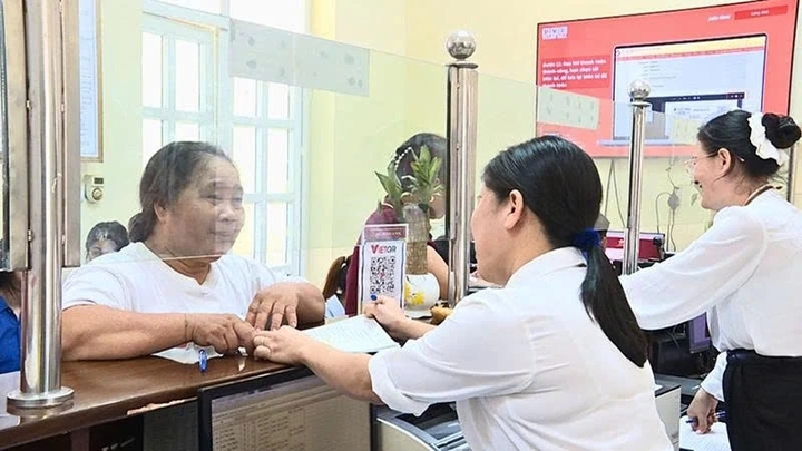 Hỗ trợ người cao tuổi tham gia dịch vụ công trực tuyến: Từ “cầm tay chỉ việc” ở thôn bản đến “bình dân học vụ số” tại đô thị- Ảnh 1.