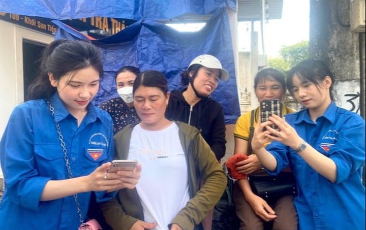 Thanh Hóa lan tỏa phong trào “Bình dân học vụ số”, tạo chuyển biến mạnh mẽ trong xây dựng xã hội số từ cơ sở- Ảnh 1. Thanh Hóa lan tỏa phong trào “Bình dân học vụ số”, tạo chuyển biến mạnh mẽ trong xây dựng xã hội số từ cơ sở- Ảnh 1.