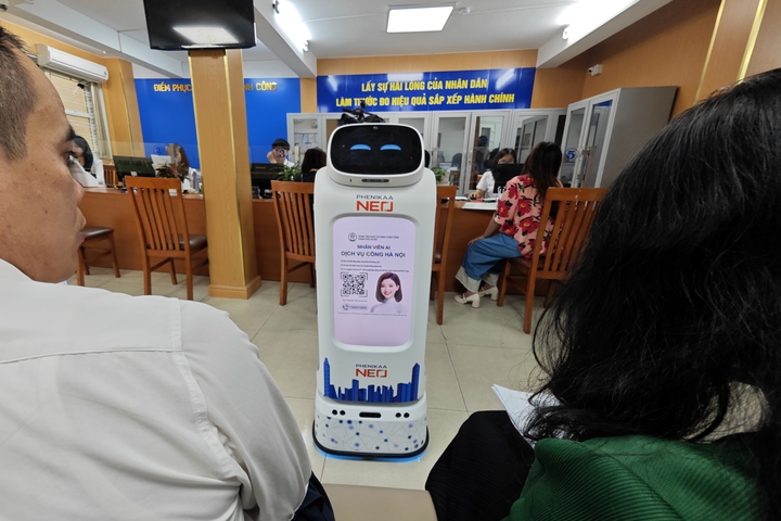 Robot AI l&agrave;m nh&acirc;n vi&ecirc;n phục vụ h&agrave;nh ch&iacute;nh c&ocirc;ng tại H&agrave; Nội - Ảnh 1.