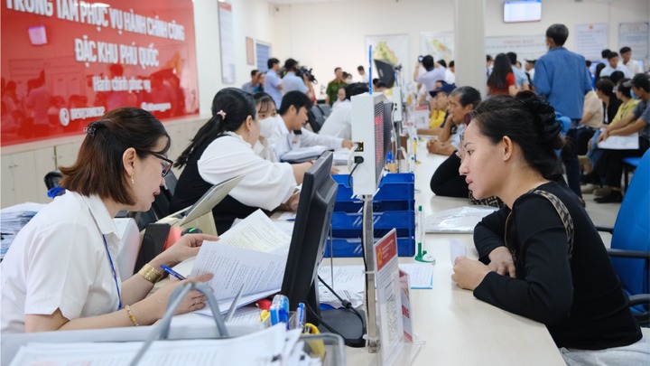 An Giang đẩy mạnh chuyển đổi số: Chính quyền 2 cấp “chia quân” xuống tận ấp, đưa dịch vụ công đến gần dân hơn - Ảnh 1.