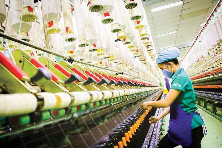 Doanh nghiệp dệt may bứt phá năng suất nhờ đổi mới công nghệ và sản xuất xanh - Ảnh 1.