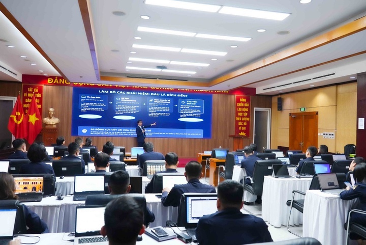 Hải quan bồi dưỡng chuyển đổi số và AI thực chiến cho công chức - Ảnh 1.