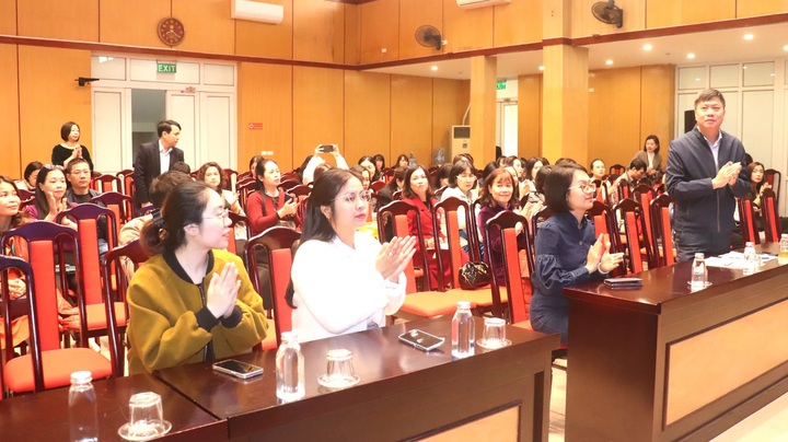 Cán bộ, công chức phường Hai Bà Trưng được tập huấn về chuyển đổi số, ứng dụng trí tuệ nhân tạo: xác định "học thật, làm thật" - Ảnh 1.