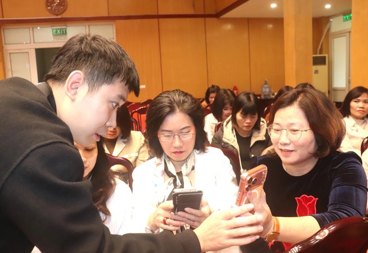 Cán bộ, công chức phường Hai Bà Trưng được tập huấn về chuyển đổi số, ứng dụng trí tuệ nhân tạo: xác định "học thật, làm thật" - Ảnh 4.