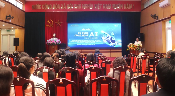 Cán bộ, công chức phường Hai Bà Trưng được tập huấn về chuyển đổi số, ứng dụng trí tuệ nhân tạo: xác định "học thật, làm thật" - Ảnh 5.